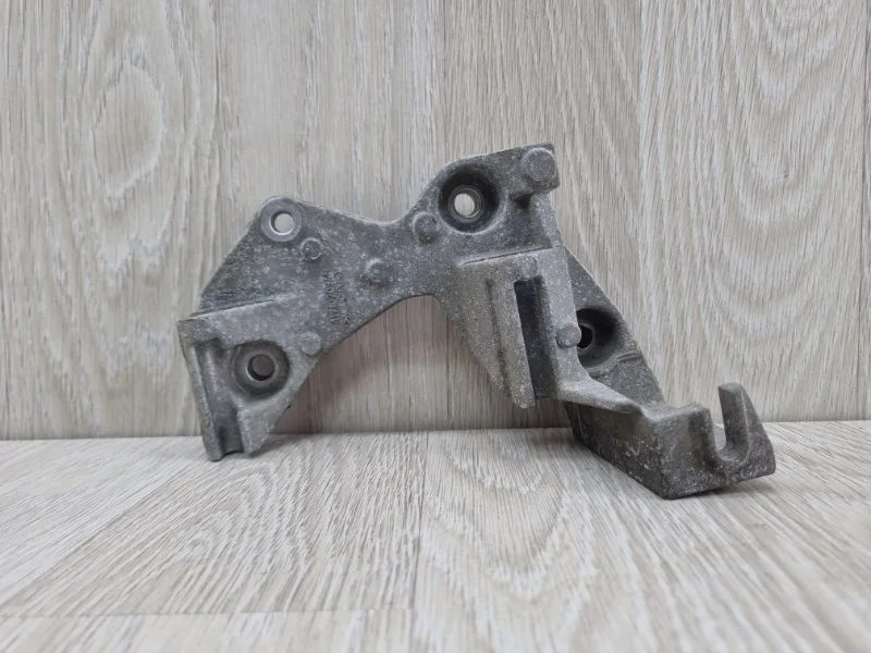 Кронштейн генератора Nissan Terrano 117102094R D10