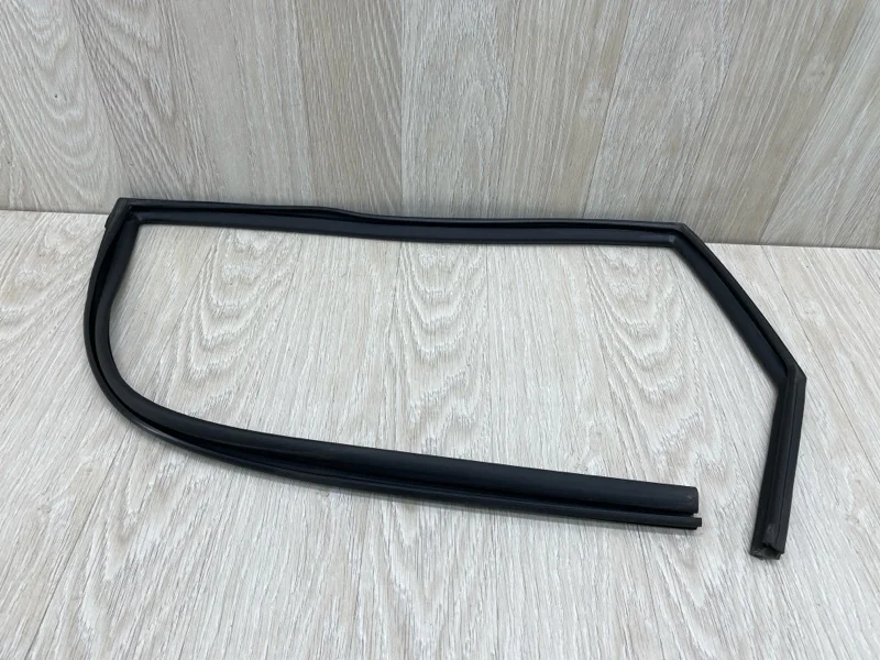 Уплотнитель стекла двери Kia Ceed 831301H000 ED, задний левый