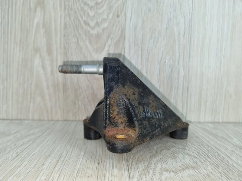 Кронштейн двигателя Kia Ceed 216702B100 JD, правый