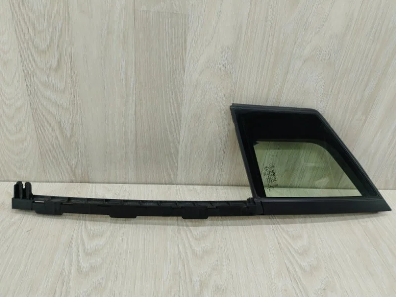 Стекло двери (форточка) Renault Kaptur 802639758R, переднее левое