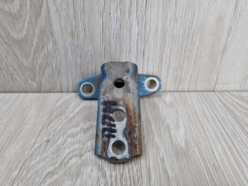 Петля двери Mitsubishi L200 5702A033, передняя правая