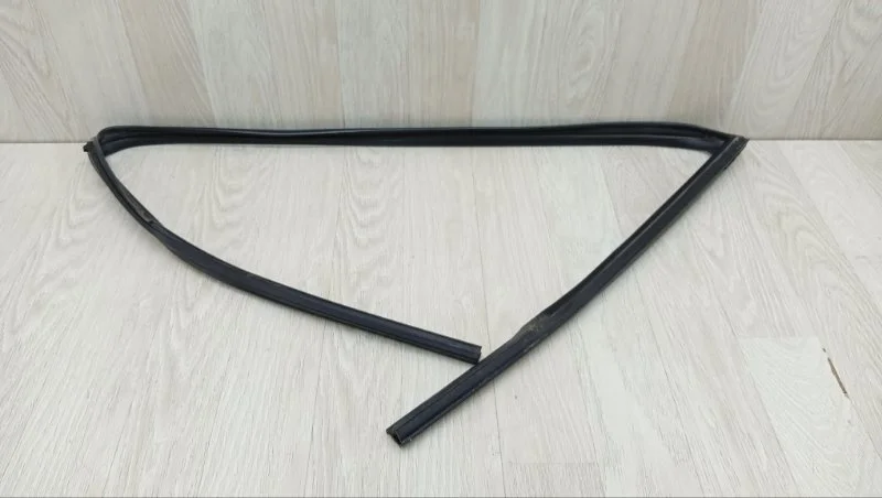 Уплотнитель стекла двери Nissan X-Trail 80331JG000 T31, передний левый