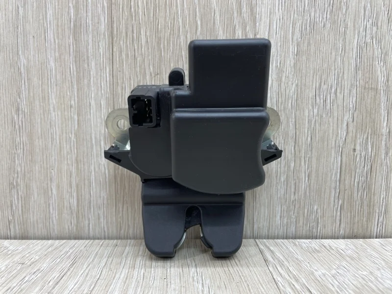 Замок багажника Hyundai Solaris 812301R000 1