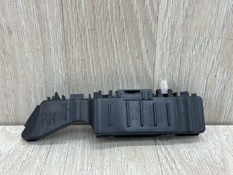 Кронштейн бампера Hyundai Solaris 865141R000 1, передний правый
