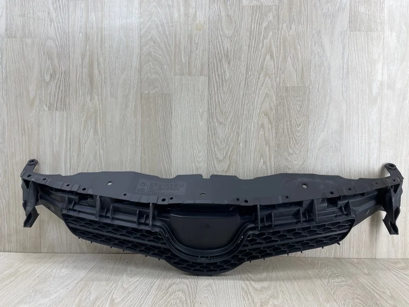 Решетка радиатора Toyota Auris 5311102390 E150