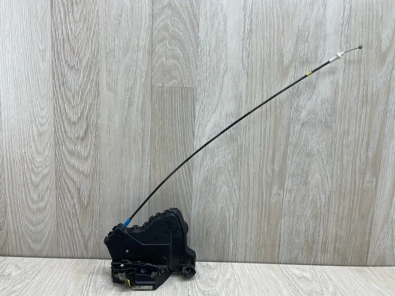 Замок двери Toyota Auris 6904002210 E150, передний левый