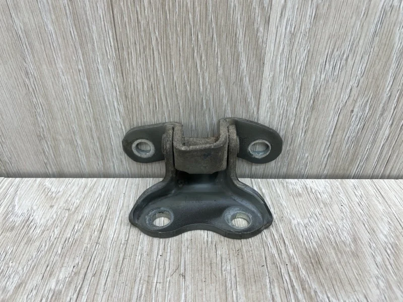 Петля двери Toyota Auris 6873012120 E150, передняя правая