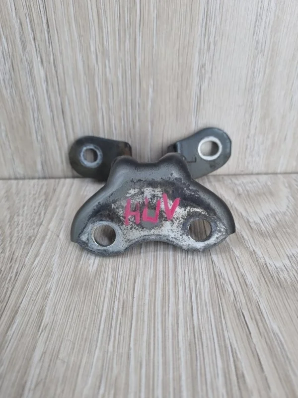 Петля двери Toyota Auris 6874002050 E150, передняя левая