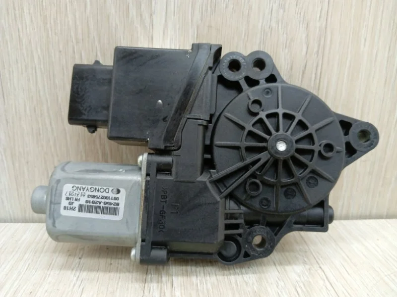Мотор стеклоподъемника Kia Ceed 82450A2010 JD, передний левый