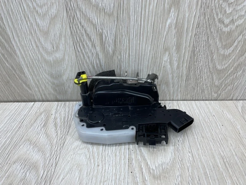 Замок двери Nissan Patrol 805011LA0A Y62, передний левый