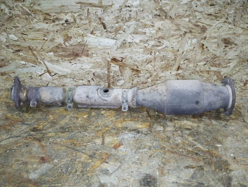 Приемная труба глушителя Nissan Patrol 200201LA0A Y62, левая