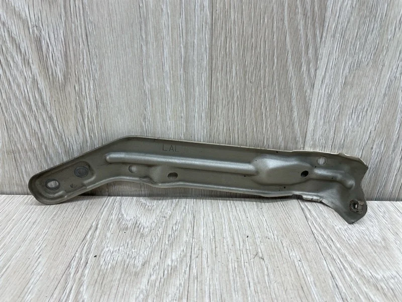 Кронштейн крепления крыла Nissan Patrol 631811LA0A Y62, передний левый