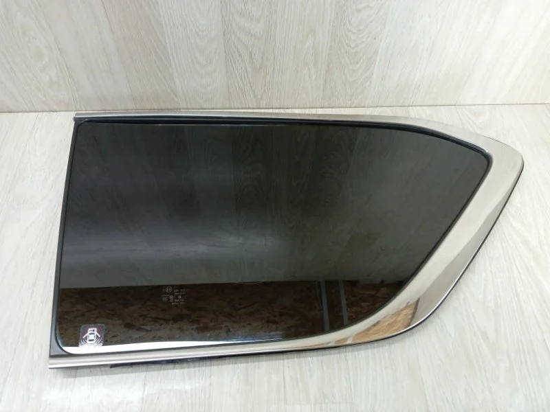 Стекло двери (форточка) Nissan Patrol 833011LA0A Y62, заднее левое