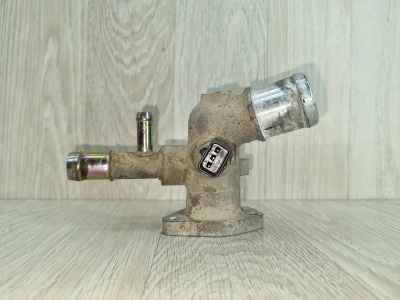 Фланец системы охлаждения Hyundai Solaris 256002B003 2