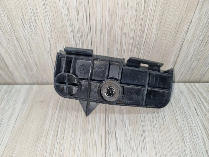 Кронштейн бампера Toyota Auris 5256202040 E150, задний правый