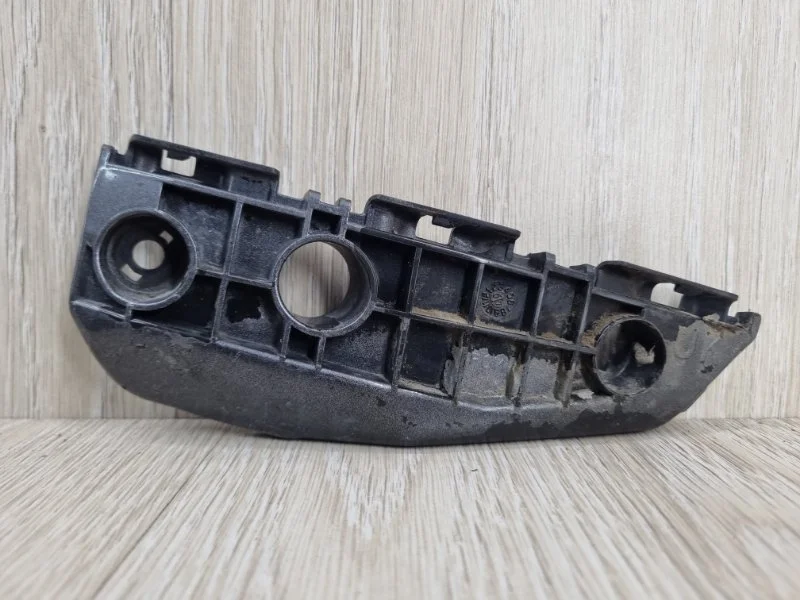 Кронштейн бампера Toyota Auris 5253602030 E150, передний левый