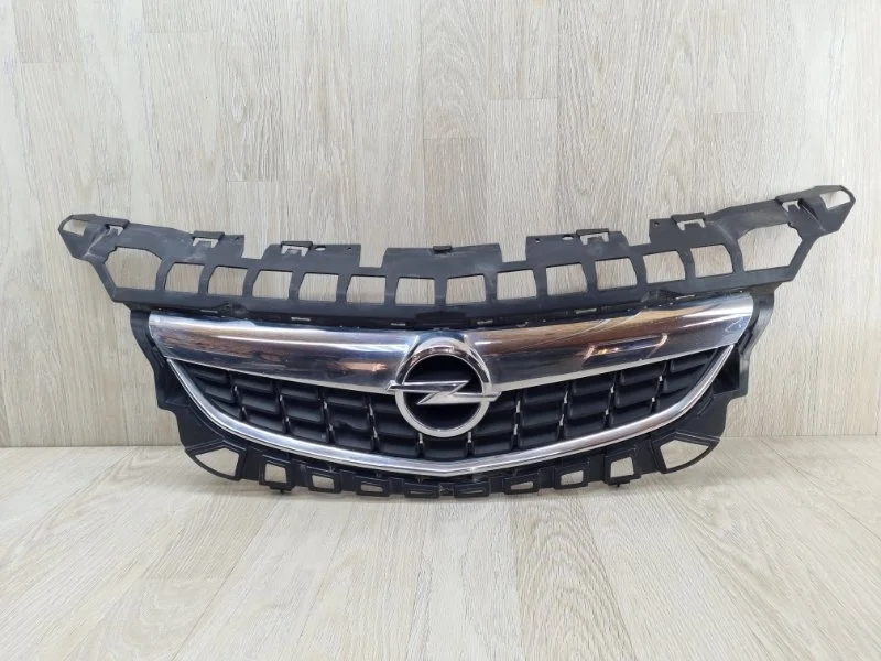 Решетка радиатора Opel Astra 13266577 J