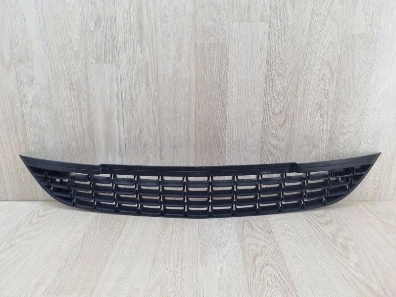 Решетка в бампер Opel Astra 13266567 J, передняя