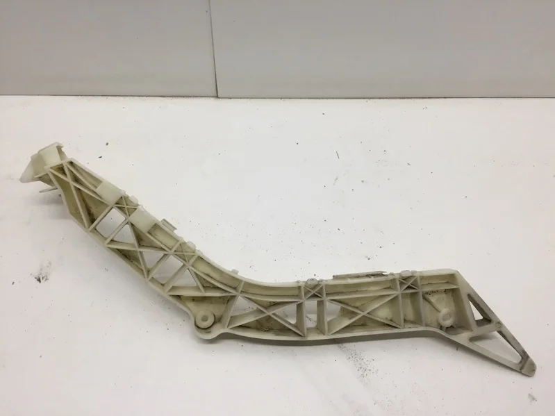 Направляющая крепления бампера Mazda 3 2003-2009 BN8V502H1B BK, задняя правая