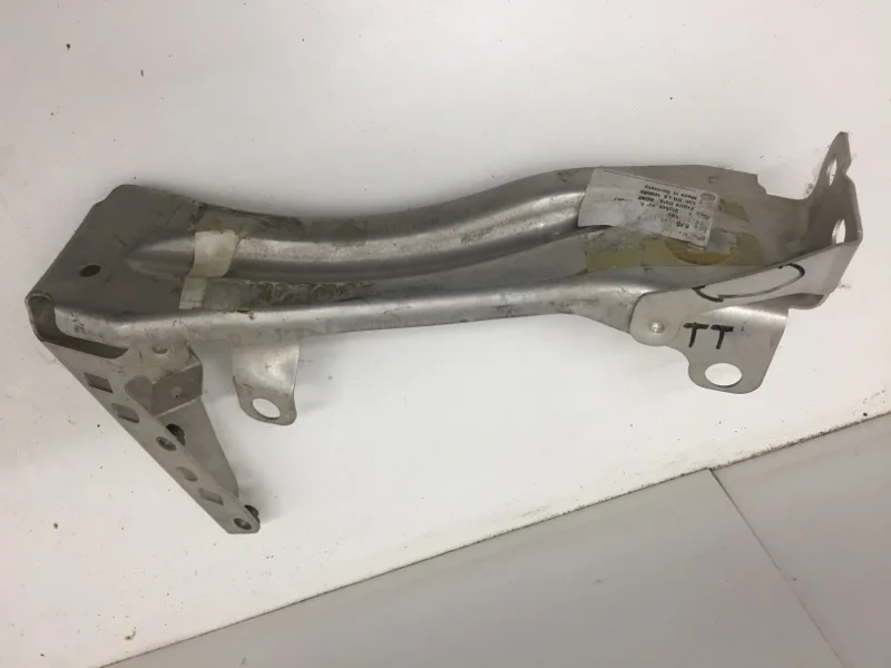 Кронштейн крыла Audi TT 2006-2014 8J0821135F 8J, передний левый