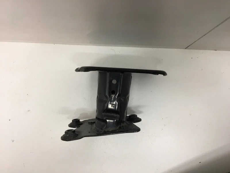 Кронштейн усилителя бампера Toyota Rav4 2015-2019 5201542011 CA40, левый