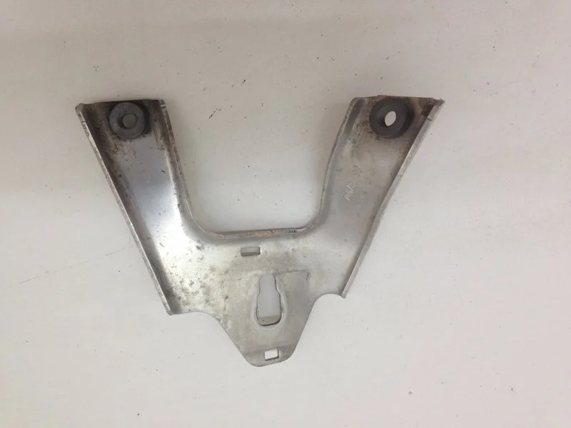 Кронштейн радиатора Mercedes-Benz C-klasse 2014-2018 A2056204100 W205, передний правый