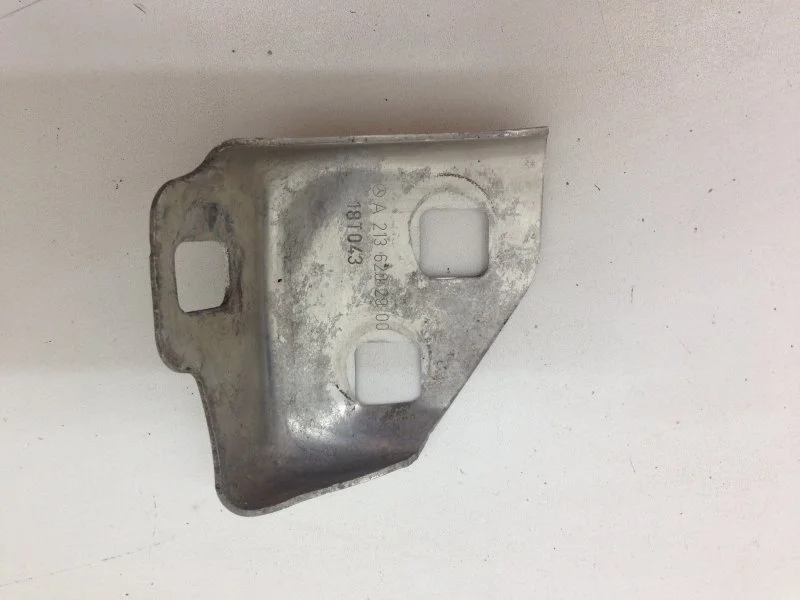 Кронштейн фары Mercedes-Benz E-klasse 2016-2020 A2136202900 W213, передний правый