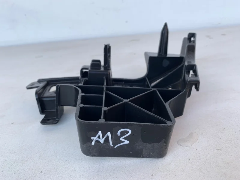 Кронштейн бампера Mazda 3 2003-2009 BR5S502B1 BK, передний левый