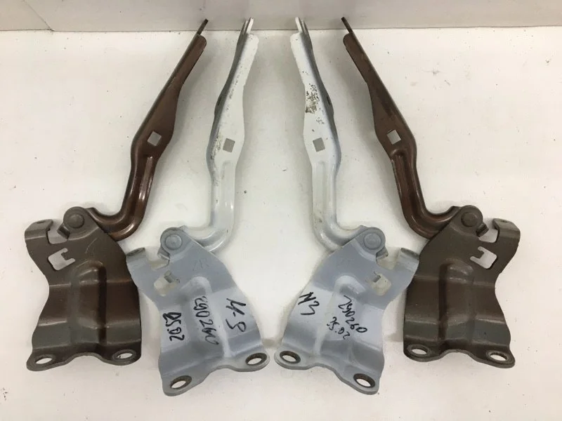 Петля капота Mazda 3 2009-2013 BBM252420A BL 1.6, передняя