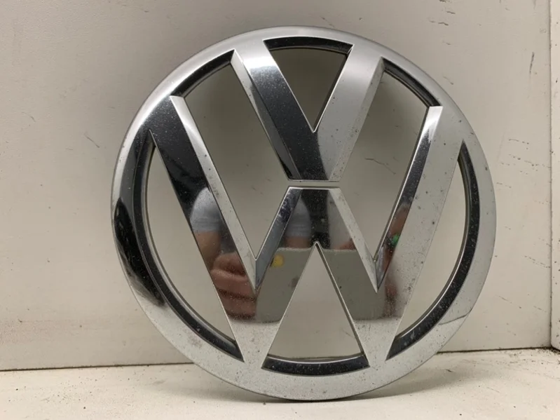 Эмблема решётки радиатора Volkswagen Tiguan 2007-2011 561853600 1, передняя