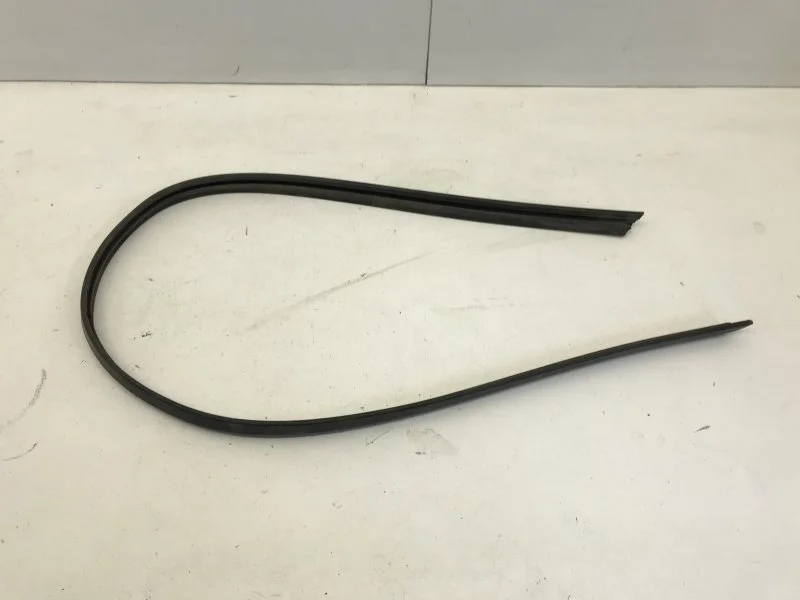 Уплотнитель капота Kia Rio 2017-2020 86362H0000 4, передний