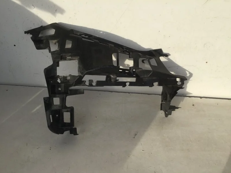 Кронштейн бампера Mercedes-Benz E-klasse 2016-2021 A2138852400 W213, передний правый