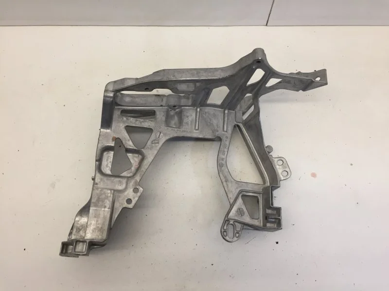 Кронштейн фары Mercedes-Benz C-klasse 2014-2021 A2056221600 W205, передний правый Артикул: 12239