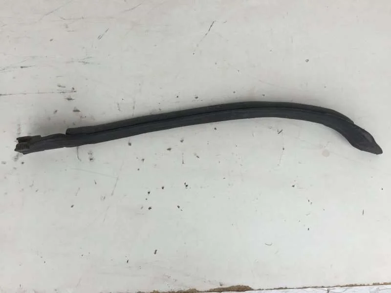 Уплотнитель кузова BMW 3 series 2015-2020 730108903 F30/F31, передний левый