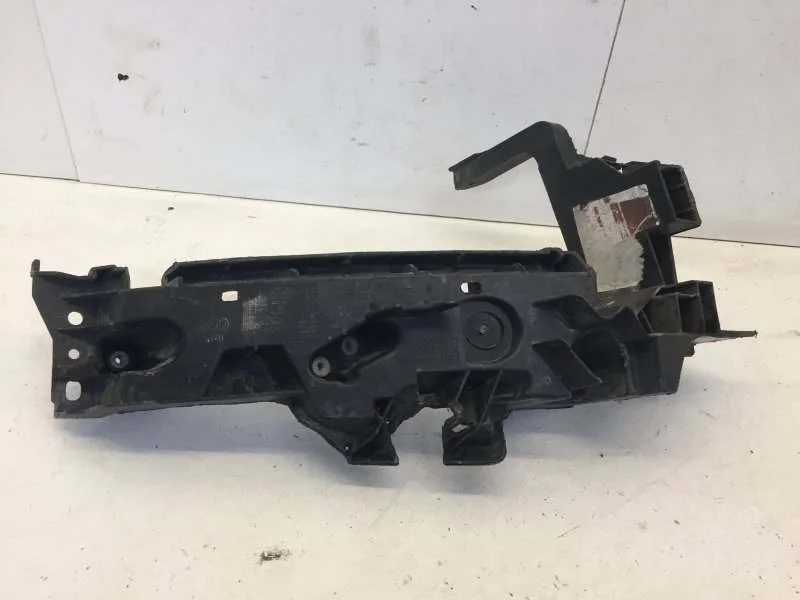 Кронштейн фары Audi Q5 2008-2012 8R0805608 1, правый