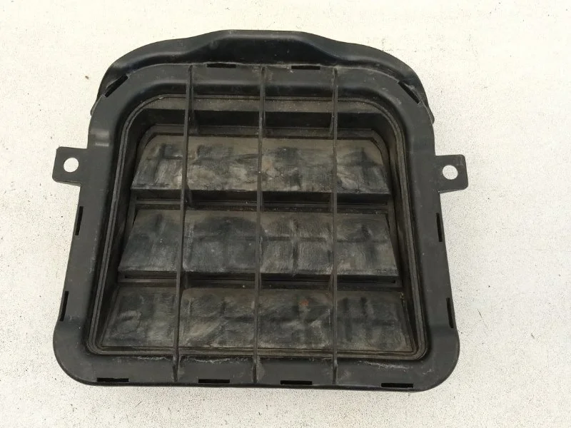 Клапан вентиляции Audi A4 2004-2009 8K0819181B B7, задний