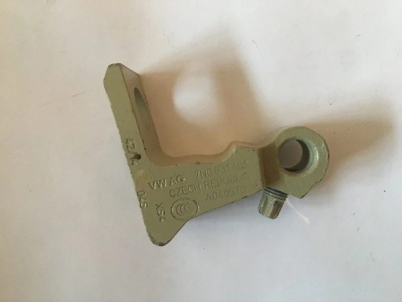 Петля двери Skoda Yeti 2013-2018 7N0831401 1, передняя левая