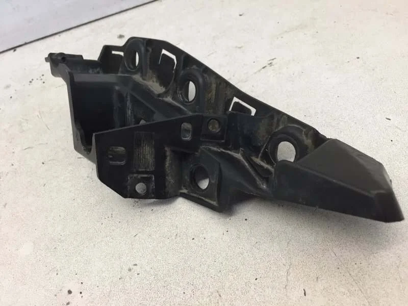 Кронштейн бампера Audi Q7 2015-2023 4M0807284B 2, передний правый