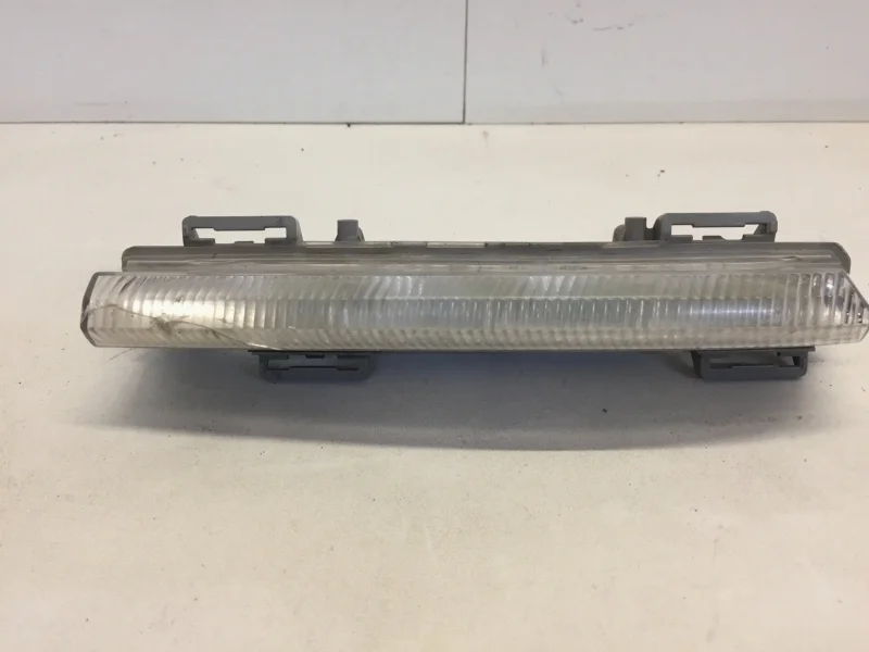 Дневной ходовой огонь Mercedes-Benz C-klasse 2007-2015 A2049068900 W204, передний левый Артикул: 28402