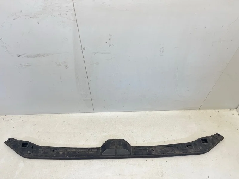 Уплотнитель капота Audi A4 2016 8W0823124 B9, передний