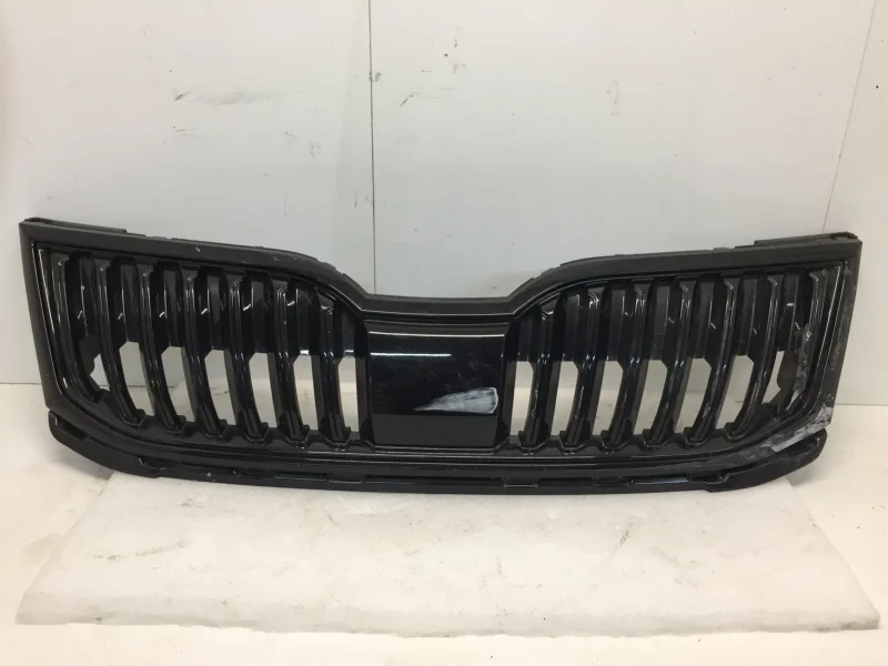 Решётка радиатора Skoda Octavia 2013-2020 5E0853653 A7, передняя