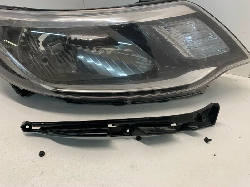 Кронштейн крепления фары Kia Rio 2011-2017 921024X501 3, передний правый