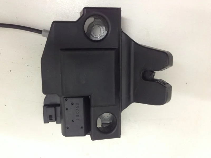 Замок багажника Toyota Camry 2018-2020 6460033150 XV70, задний