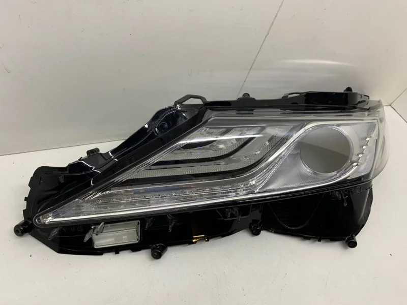 Стекло фары Toyota Camry 2017-2020 8117133D70 XV70, переднее левое