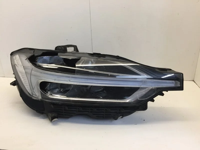 Фара Volvo XC60 2017-2021 31656555 2, передняя правая
