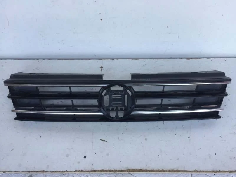 Решётка радиатора Volkswagen Tiguan 2016-2020 5NA853653 2, передняя