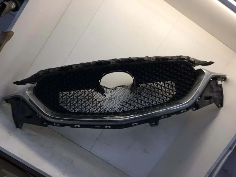 Решётка радиатора Mazda СХ-5 2017-2022 KB8B50712 2, передняя