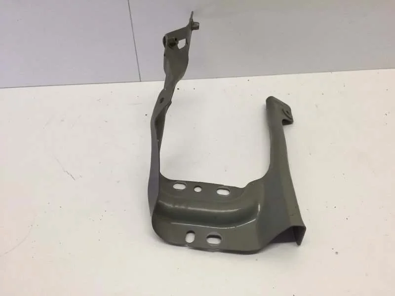 Кронштейн крыла Volkswagen Tiguan 2016-2023 5NA821135B 2, передний левый