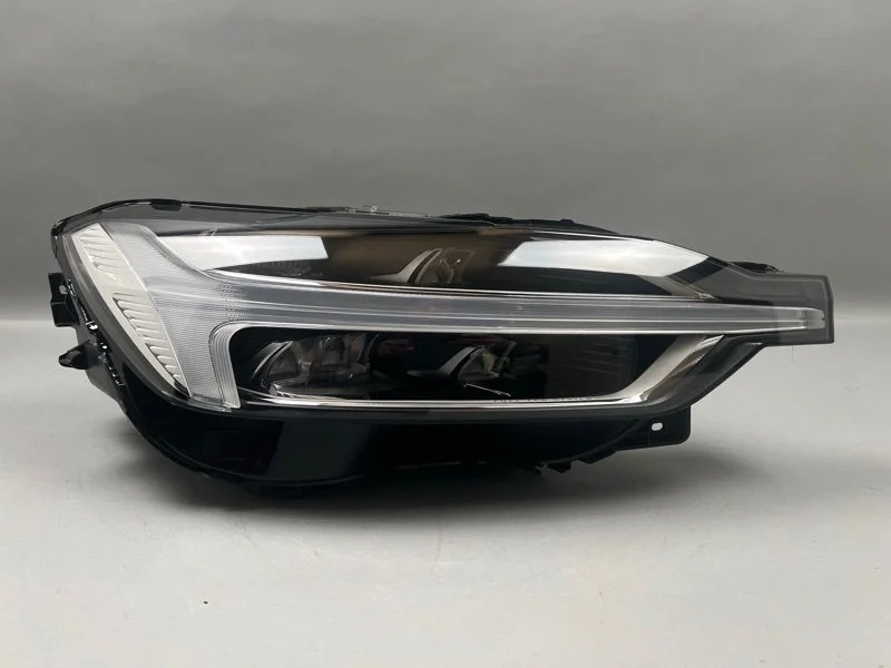 Фара Volvo XC60 2017-2022 31656555 II, передняя правая