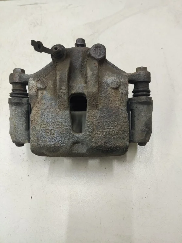 Суппорт тормозной передний левый Kia Ceed 1 ED